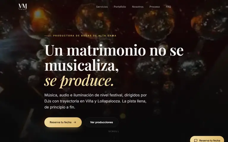 Vista en computador de un sitio de eventos con video de fondo, titular grande y dos botones.