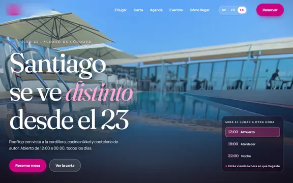 Vista en computador de un sitio de un bar en altura: titular editorial grande sobre una foto de piscina y ciudad, con una insignia difuminada arriba.