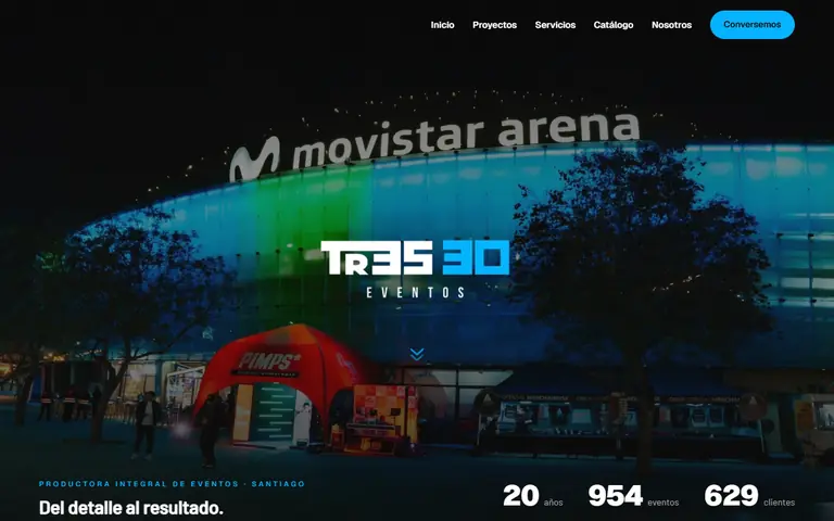 Vista en computador de un sitio de eventos: foto nocturna de un recinto con el logo encima y el men&uacute; arriba.