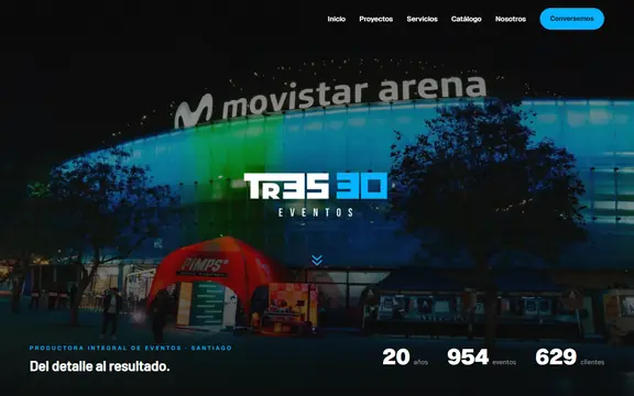 Vista en computador de otro sitio de una productora de eventos: foto nocturna de un recinto con el logo superpuesto.