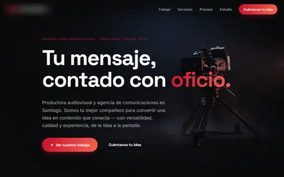 Vista en computador de un sitio de una productora audiovisual: titular grande sobre una foto de c&aacute;mara de cine y dos botones.